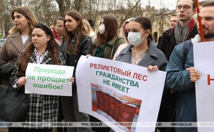 ФОТОФАКТ: Пикет против строительства забора на белорусско-польской границе прошел возле посольства Польши в Минске