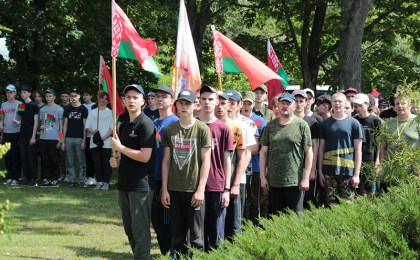 Воспитывая патриотов: в деревне Болота открылся профильный палаточный оздоровительный лагерь