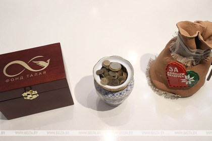 Монеты от Александра Лукашенко и его семьи переданы Алексею Талаю для создания памятного знака «Живая память благодарных поколений»