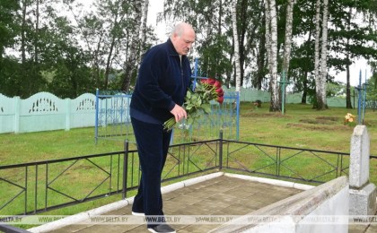Президент Беларуси возложил цветы к братской могиле погибших в годы войны