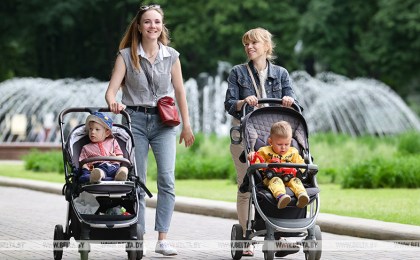 Пособия на детей до трех лет увеличат в Беларуси с 1 августа