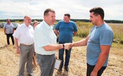 С почином: водитель Павел Сиротюк из ОАО «Батчи» первым в Кобринском районе перевёз тысячу тонн зерна
