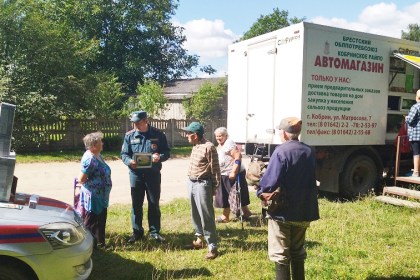 По маршруту автолавки: работники Кобринского РОЧС на этой неделе провели профилактические мероприятия в сельских населенных пунктах