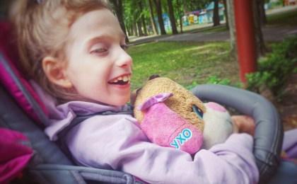 «Самая улыбчивая девочка города». Кире из Кобрина нужна специализированная коляска