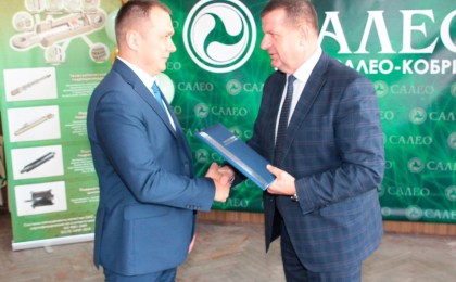 С праздником, машиностроители: председатель райисполкома Александр Пачко поздравил коллектив ОАО «САЛЕО-Кобрин»