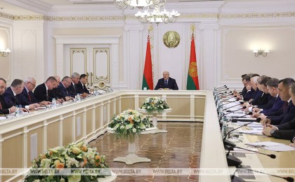 Александр Лукашенко распорядился с 6 октября ввести запрет на повышение цен в Беларуси