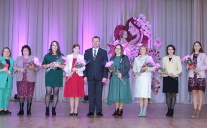 С праздником, дорогие мамы! Праздничная программа, посвящённая Дню матери, прошла в Кобринском Дворце культуры.