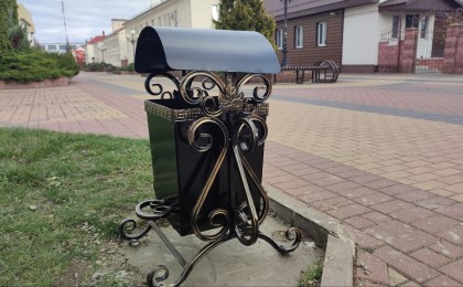 В историческом центре Кобрина устанавливают новые кованые урны