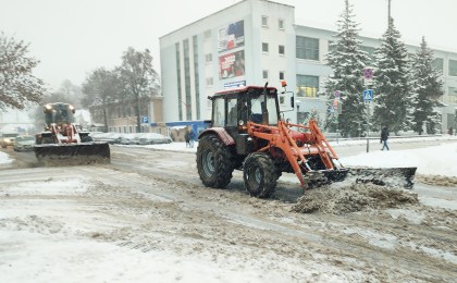 С первым снегом: в Кобрине коммунальники оперативно приступили к расчистке улиц