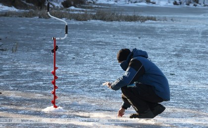 Взять пешню, веревку и телефон. ОСВОД дал рекомендации любителям подледной рыбалки
