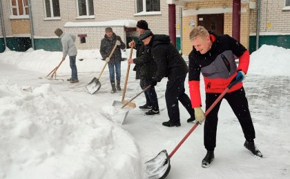 Собрались и убрали: кобринчане включились в борьбу со снежной стихией