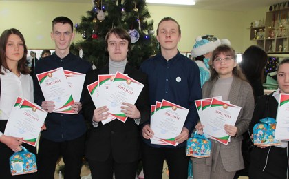 Первые среди лучших: в Кобрине поздравили с наступающим Новым годом победителей районного этапа республиканской олимпиады по учебным предметам.