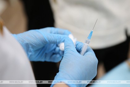 Минздрав планирует зарегистрировать отечественную вакцину от COVID-19 к концу года