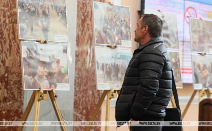 Выставка БЕЛТА «Граница между жизнью и смертью» открылась на железнодорожном вокзале в Бресте