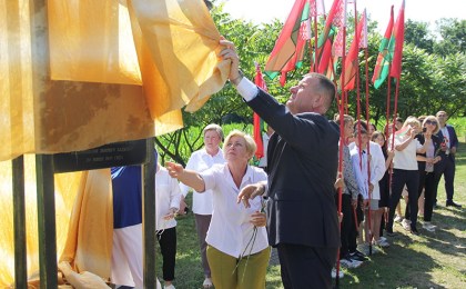 Кобринщина помнит: в Полятичах открыли памятный знак, посвящённый погибшему лётчику Петру Шмыгову