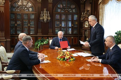 Лукашенко обозначил задачи и отметил уникальность кадровых решений по министрам ЖКХ и Минтранса