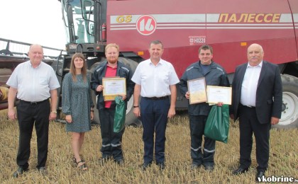 На Кобринщине чествовали молодёжный экипаж комбайнеров-«тысячников»
