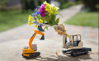 Уважаемые работники и ветераны строительной отрасли!  Поздравляем с профессиональным праздником – Днем строителя!