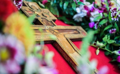 Православные верующие празднуют 27 сентября Воздвижение Креста Господня