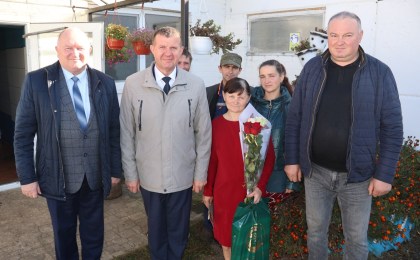 Маме и труженице: в ОАО «Радонежское» поздравили с наступающим Днём матери оператора машинного доения Татьяну Кондратович