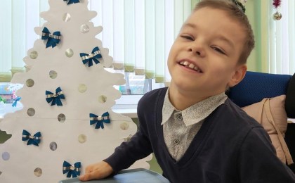 Десятилетнему Андрею Драпей необходима реабилитационная коляска. Мальчик не сидит, не ходит, с трудом удерживает голову