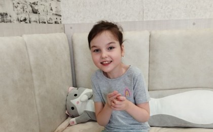 «Не заговорит, не пойдёт, не встанет». Девятилетней Маше из Бреста нужна дорогостоящая коляска