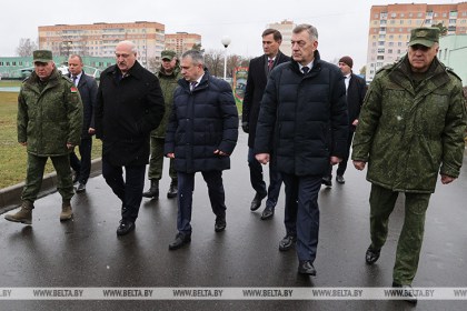 Лукашенко в Гомеле ознакомился с работой артиллерийской базы вооружения