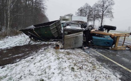 Фургон-рефрижератор столкнулся с трактором в Брестском районе