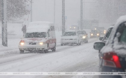 ГАИ рекомендует в снегопад отказаться от поездок на личном транспорте и воспользоваться общественным