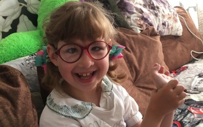 «Без коляски мы даже из дома не можем выйти». Софии из Новогрудка нужна наша помощь