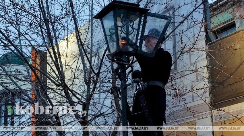 Брестский фонарщик будет зажигать огни под аккомпанемент Дедов Морозов