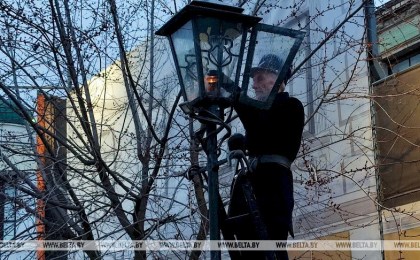 Брестский фонарщик будет зажигать огни под аккомпанемент Дедов Морозов