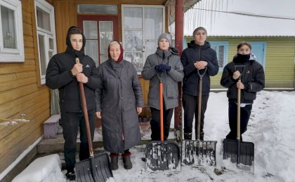 Школьники продолжают помогать пожилым в уборке снега. ФОТОРЕПОРТАЖ