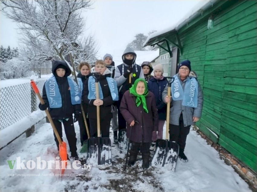 Школьники продолжают помогать пожилым в уборке снега. ФОТОРЕПОРТАЖ
