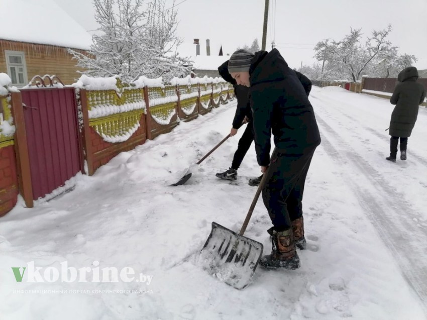 Школьники продолжают помогать пожилым в уборке снега. ФОТОРЕПОРТАЖ