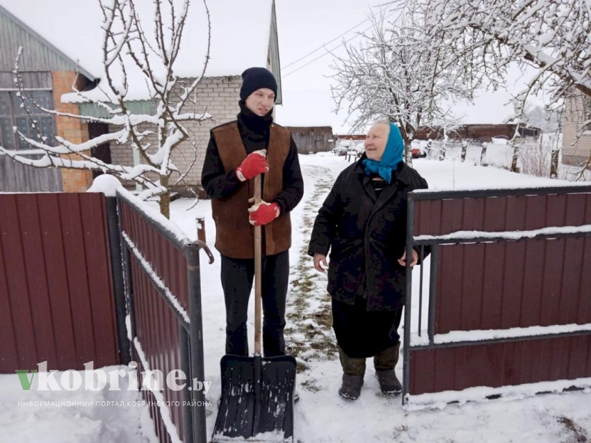 Школьники продолжают помогать пожилым в уборке снега. ФОТОРЕПОРТАЖ