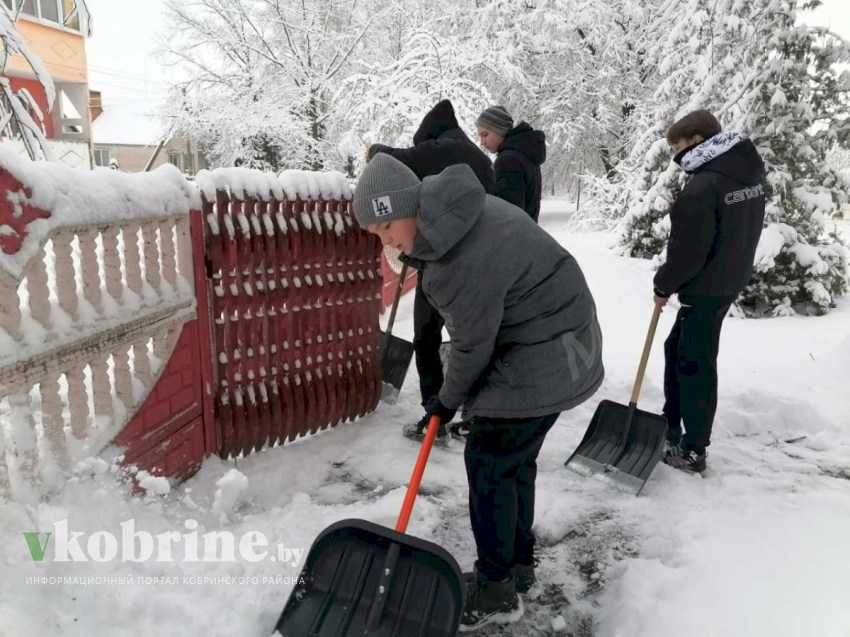 Школьники продолжают помогать пожилым в уборке снега. ФОТОРЕПОРТАЖ
