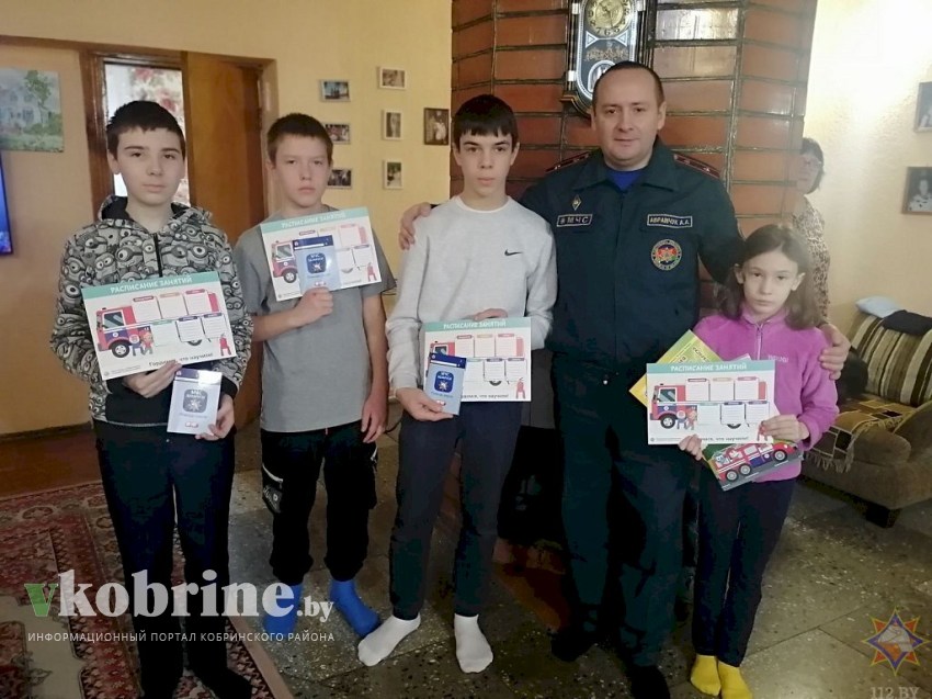 В рамках акции «Безопасность – в каждый дом!» работники нашего РОЧС посетили семьи Кобринской детской деревни