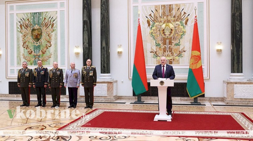Лукашенко вручил госнаграды и генеральские погоны представителям высшего офицерского состава