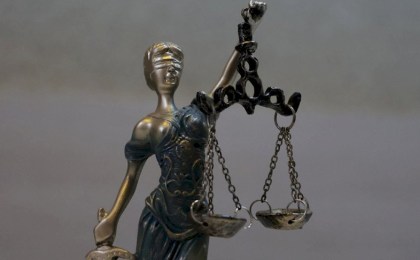 Житель Кобрина подстрекал мать наркокурьера к даче взяток правоохранителям. СК предъявил обвинение