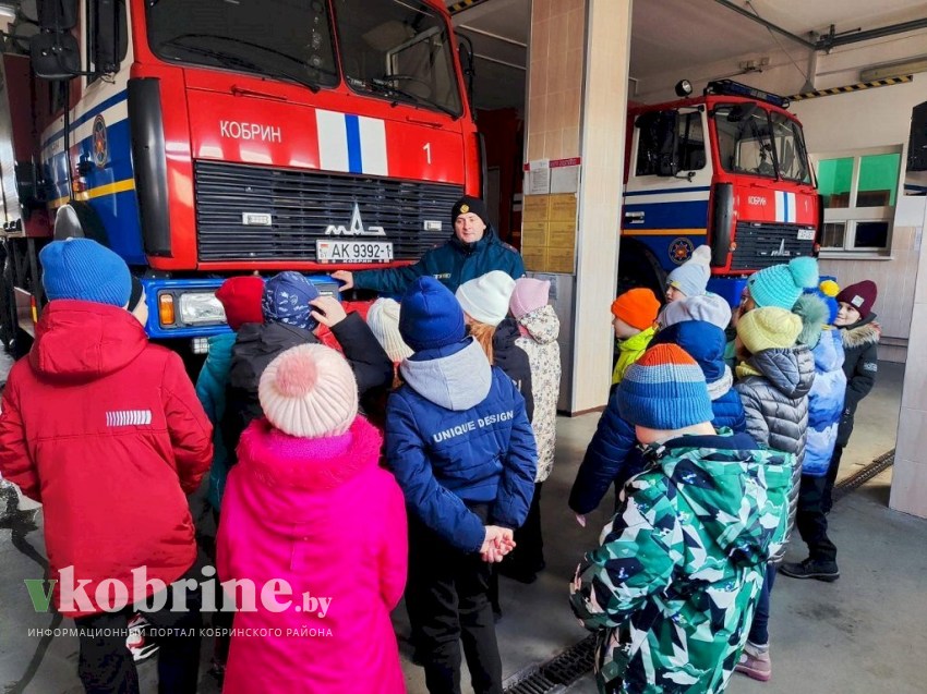 Работники Кобринского РОЧС организовали экскурсию в пожарную аварийно-спасательную часть №1 для ребят из ГУО «Гимназия г. Кобрина»