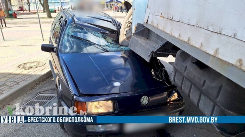 Грузовик столкнулся с легковушкой в Кобрине