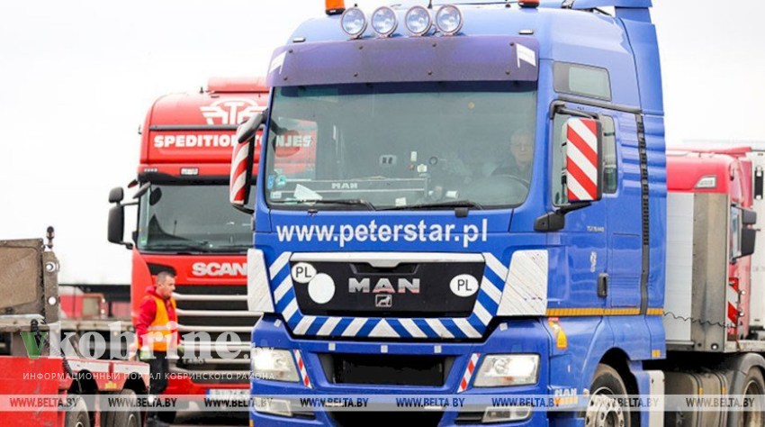 В Беларуси автоперевозчикам разрешили рассчитываться наличной валютой с нерезидентами