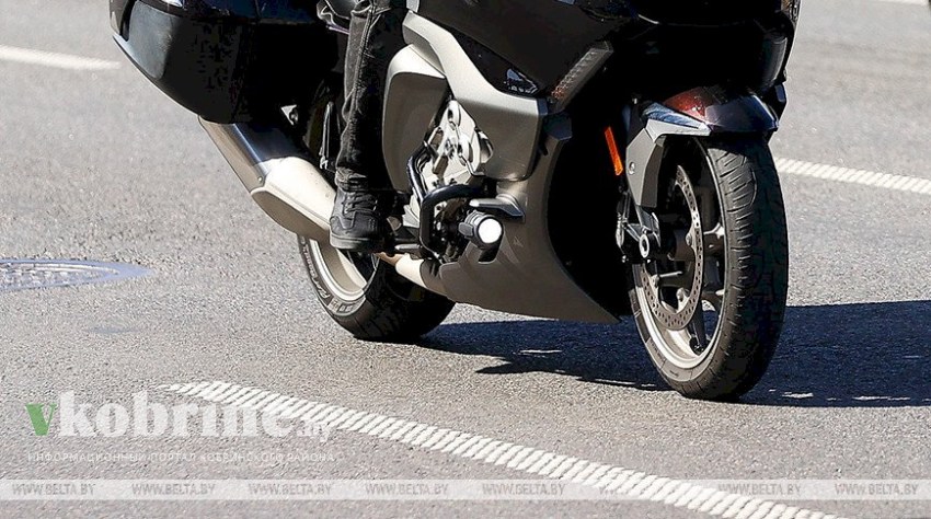 Мотоциклист-бесправник в Кобринском районе уходил от погони и устроил ДТП