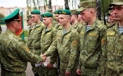 «Благодарю за службу»: в Пинском погранотряде чествовали военнослужащих и их родителей