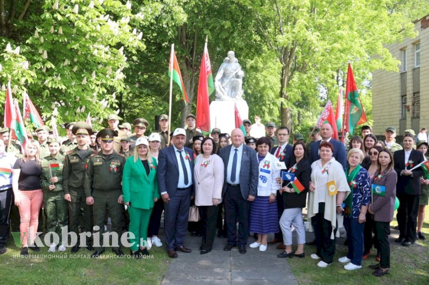 Районный автопробег «Дорога к обелиску» проходит по маршруту «Кобрин - Залесье - Закросница - Турная»