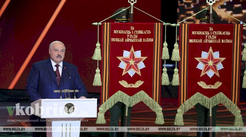Лукашенко наградил девять населенных пунктов Беларуси вымпелом за мужество и стойкость в годы войны. В их числе - Барановичи