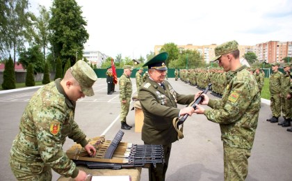 Ритуал вручения боевого оружия новому пополнению состоялся в Пинском погранотряде