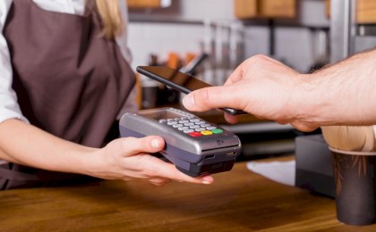 В Брестской области появился бесконтактный мани-бэк до 8% при оплате смартфоном