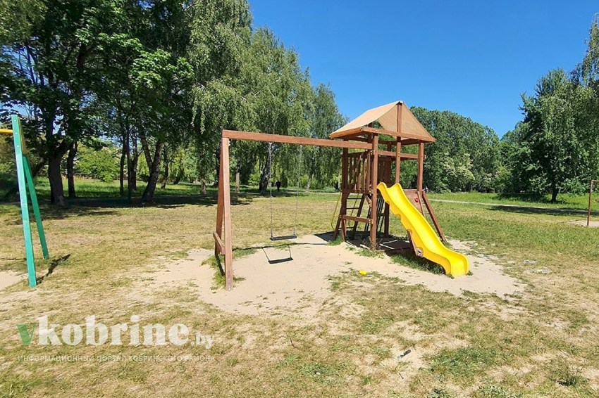 Ну как так можно? Что случилось с детской площадкой у «китайской стены»